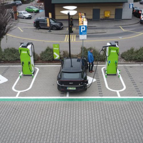 Inwestycja w przyszłość – jak przebiega budowa stacji ładowania pojazdów przy firmowym parkingu?