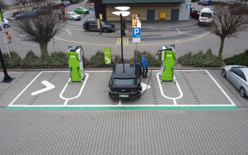 Inwestycja w przyszłość – jak przebiega budowa stacji ładowania pojazdów przy firmowym parkingu?