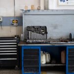 Niezbędne wsparcie w każdym warsztacie: Dlaczego profesjonalna kobyłka warsztatowa to podstawa?