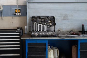 Niezbędne wsparcie w każdym warsztacie: Dlaczego profesjonalna kobyłka warsztatowa to podstawa?