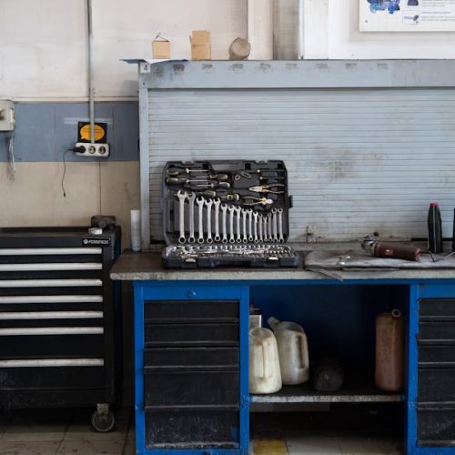 Niezbędne wsparcie w każdym warsztacie: Dlaczego profesjonalna kobyłka warsztatowa to podstawa?