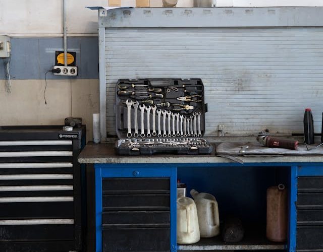 Niezbędne wsparcie w każdym warsztacie: Dlaczego profesjonalna kobyłka warsztatowa to podstawa?