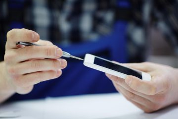 Skup używanych telefonów czy sprzedaż prywatna – co bardziej się opłaca?