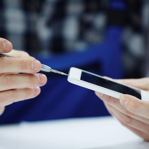 Skup używanych telefonów czy sprzedaż prywatna – co bardziej się opłaca?