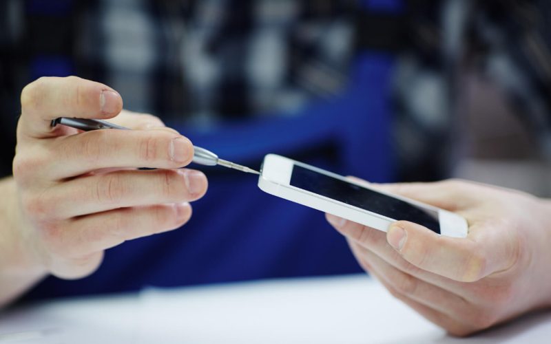 Skup używanych telefonów czy sprzedaż prywatna – co bardziej się opłaca?