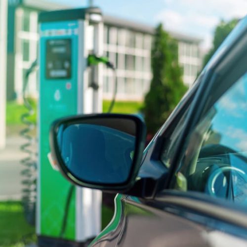 Stacje ładowania w firmie – jak zaplanować infrastrukturę dla floty elektrycznej?