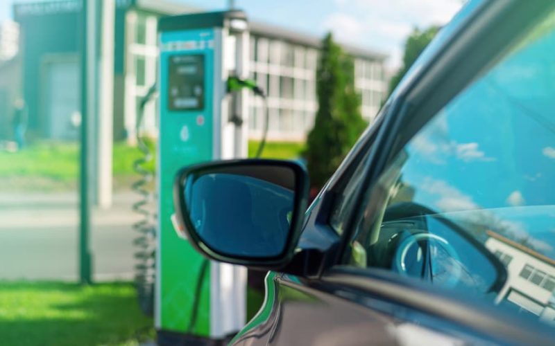 Stacje ładowania w firmie – jak zaplanować infrastrukturę dla floty elektrycznej?